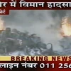 Hình ảnh máy bay tai nạn trên truyền hình Ấn Độ (Nguồn: AFP)