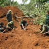 Các chiến sỹ tỉnh đội Đắk Nông đang quy tập liệt sỹ hy sinh thời kỳ chống Mỹ cứu nước. (Ảnh: Hữu Hiếu)