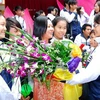 Các em học sinh chúc mừng cô giáo nhân ngày Nhà giáo Việt Nam 20/11. (Ảnh: Bích Ngọc/TTXVN)