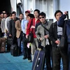 Những người Trung Quốc sơ tán khỏi Libya tới cảng Heraklion ngày 24/2. (Ảnh: AFP/TTXVN)