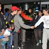 Niềm vui của người lao động khi gặp người thân ra đón tại sân bay Nội Bài. (Nguồn: Hữu Việt/TTXVN)