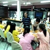 Cán bộ Đại sứ quán Việt Nam tại Thái Lan thăm và động viên các cô gái mang thai hộ ở Trung tâm Kredtrakarn. (Ảnh: Ngọc Tiến/Vietnam+)