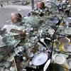 Đồ đạc tại một cửa hàng ở Tokyo bị phá hủy sau động đất. (Ảnh: AFP/TTXVN)