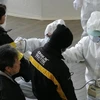 Nhân viên y tế kiểm tra mức độ phơi nhiễm phóng xạ cho người dân ở Nihonmatsu, tỉnh Fukushima. (Ảnh: AFP/TTXVN)