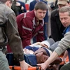 Một người đàn ông bị thương đang được đưa khỏi ga tàu điện tại Minsk (Ảnh: Getty Images)