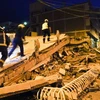 Các nhân viên cứu trợ đang đánh giá thiệt hại với một tòa nhà ở Lorca (Ảnh: Reuters)