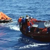 Các chiến sĩ hải quân Việt Nam cứu sống 9 người nước ngoài trôi dạt trên biển (Nguồn: Trọng Đức/TTXVN)