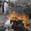 Nhưng người ủng hộ đảng MQM đốt hình nộm ông Zullfiqar Mirza (Ảnh: AP)