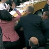 Cảnh tượng lộn xộn tại phiên xử (Ảnh: BBC)