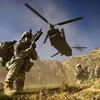 Binh sĩ Mỹ và quân đội Afghanistan tham gia chiến dịch quân sự dưới sự yểm trợ của máy bay UH-47 Chinook (Ảnh: AFP/TTXVN)
