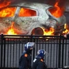 Một chiếc xe bị đốt cháy trong vụ bạo loạn ở Anh (Ảnh: Getty Image)