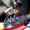Một người lính cứu hỏa đứng chào trong lễ tưởng niệm lần thứ 9 vụ tấn công khủng bố 11/9 (Ảnh: AP)