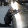 Robert Peraza, mất đi người con trai Robert David Peraza, quỳ trước tên người con ở North Pool thuộc Khu tưởng niệm 9/11 trong lễ tưởng niệm 10 năm xảy ra vụ tấn công khủng bố (Ảnh: Reuters)
