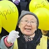 Một phụ nữ Hàn Quốc từng bị cưỡng bức làm "nô lệ tình dục" đang biểu tình.
