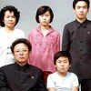 Kim Jong-Nam đứng ngoài cùng bên phải trong một bức ảnh hiếm hoi chụp cùng gia đình được công bố (Nguồn: Hoàn cầu)