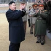 Ông Kim Jong-Un thị sát sư đoàn xe tăng. (Nguồn: AFP/TTXVN)
