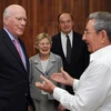 Chủ tịch Raul Castro và Thượng nghị sỹ Dân chủ Patrick Leahy (Ảnh: AP)