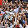 Bà Aung San Suu Kyi (giữa) - lãnh đạo lực lượng đối lập và những người ủng hộ NLD mừng chiến thắng tại Yangon. (Ảnh: AFP/TTXVN)