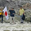Nhà hoạt động Nhật Bản cắm cờ trên đảo tranh chấp (Ảnh: Reuters)