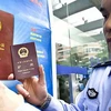 Trung Quốc giới thiệu mẫu hộ chiếu mới từ tháng Năm vừa qua (Nguồn: Xinhua)