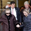 Bà Hillary rời viện cùng chồng là cựu tổng thống Bill Clinton và cô con gái Chelsea.