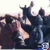 Theo truyền hình Algeria, các con tin giơ tay lên đầu trong khi đang bị khống chế. 