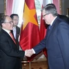 Chủ tịch Quốc hội Nguyễn Sinh Hùng gặp Tổng thống Ba Lan Bronislaw Komorowski. (Ảnh: Nhan Sáng/TTXVN)