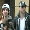 Hai nghi phạm (đội mũ) tại hiện trường vụ đánh bom ở Boston (Ảnh do FBI cung cấp)