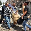 Chuyển người bị thương trong vụ đánh bom. (Ảnh: AFP/TTXVN)