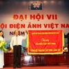 Phó Thủ tướng Nguyễn Thiện Nhân trao cờ lưu niệm cho Hội Điện ảnh Việt Nam. 
