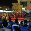 Xem hát dân gian ở Chợ đêm phố cổ Hà Nội (Ảnh: TTXVN)