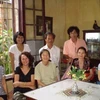 Các học trò xưa về thăm thầy giáo (Ảnh: Nguyễn Anh/Vietnam+)