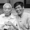 Đại tướng Võ Nguyên Giáp chụp ảnh cùng Đại tá Trần Hồng (Nguồn: Đại tá Trần Hồng cung cấp).