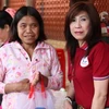 Chị Đỗ Thị Minh Hiếu (bên phải) thăm các bệnh nhân phong ở Bình Dương (Nguồn: Nhân vật cung cấp)