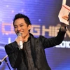 Ca sĩ Tùng Dương nhận giải Cống hiến tối 5/4 tại TP.HCM (Nguồn: TTXVN) 