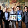 Hội sinh viên Việt Nam tại Pháp trao quà tặng cho ông Phó thị trưởng thành phố Toulouse (Nguồn: Hội sinh viên Việt Nam tại Pháp)