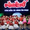 12 bé và các bạn đội ca múa vui biểu diễn trước giờ chia tay (Nguồn: Đài Truyền hình Việt Nam)