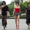 Bộ ba Hoàng Thị Thùy-Thùy Trang-Phương Anh trong phần trình diễn "sang đường" trên phố.(Nguồn: Ban tổ chức chương trình Người mẫu Việt Nam)