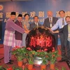 NSND Lê Hùng (ngoài cùng bên phải) cùng các thành viên sáng lập “Liên minh sân khấu Châu Á” bấm nút khởi động quả cầu sân khấu. (Nguồn: Nhà hát Kịch Việt Nam)