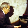 Nhạc sĩ Nguyễn Ánh 9 bên cây đàn dương cầm gắn kết tài và tâm. (Nguồn: Internet)