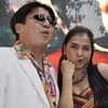 Nghệ sỹ ưu tú Chí Trung cùng thí sinh nữ duy nhất trong nhóm thí sinh đứng đầu cuộc thi Vua hài đất Việt 2011.(Nguồn: Internet) 
