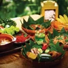 Mâm cơm truyền thống ở Indonesia với lá dứa lót dưới mỗi món ăn cùng màu đỏ của ớt và xốt sambal (Ảnh: nguồn internet)
