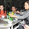 Sô Phiếp và bạn gái đi ăn cùng bố mẹ nuôi ở Trung tâm dạy nghề nhân đạo T&T (Ảnh: Thuần Đức/Vietnam+)