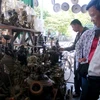 Du khách phương xa ấn tượng với những sản phẩm của làng đồng Phước Kiều (Ảnh: ChiLê/Vietnam+)