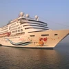 Tàu MV SuperStar Aquarius thuộc hãng tàu Star Cruise chở theo khách quốc tế thứ 6 triệu đến Việt Nam. (Ảnh: ChiLê/Vietnam+)