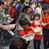 Nạn ăn xin hoành hành ngay lối vào Đền Bà Chúa kho ngày 5/2/2012. (Ảnh: Quý Trung/TTXVN)