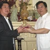 Thứ trưởng Bộ Ngoại giao Nguyễn Thanh Sơn (phải) tặng ông Al Hoàng bức tượng Vua Hùng tại tư gia. (Ảnh: Etcetera Nguyễn/Vietnam+)