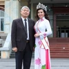 Ông Vương Văn Việt (trái) và tiến sỹ Đoàn Thị Kim Hồng sau cuộc trao đổi. (Ảnh: PV/Vietnam+)
