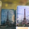Một trong số những món quà lưu niệm đặc trưng của Paris. (Ảnh: Dương Linh/Vietnam+)