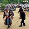 Biểu diễn giao lưu dân tộc H'mông tại Làng Văn hóa-Du lịch các dân tộc Việt Nam ngày 19/4. (Ảnh: Thanh Hà/TTXVN)